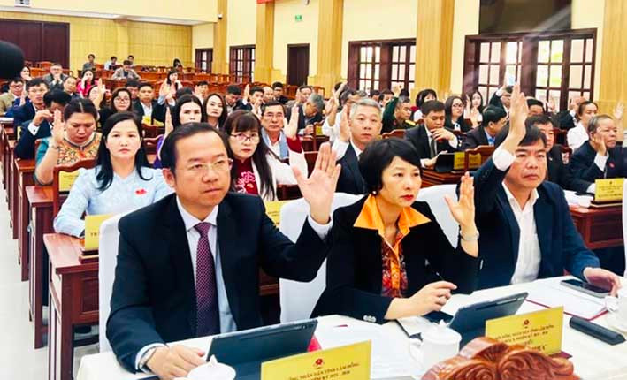 Các địa biểu HĐND tỉnh Lâm Đồng biểu quyết bãi nhiệm
