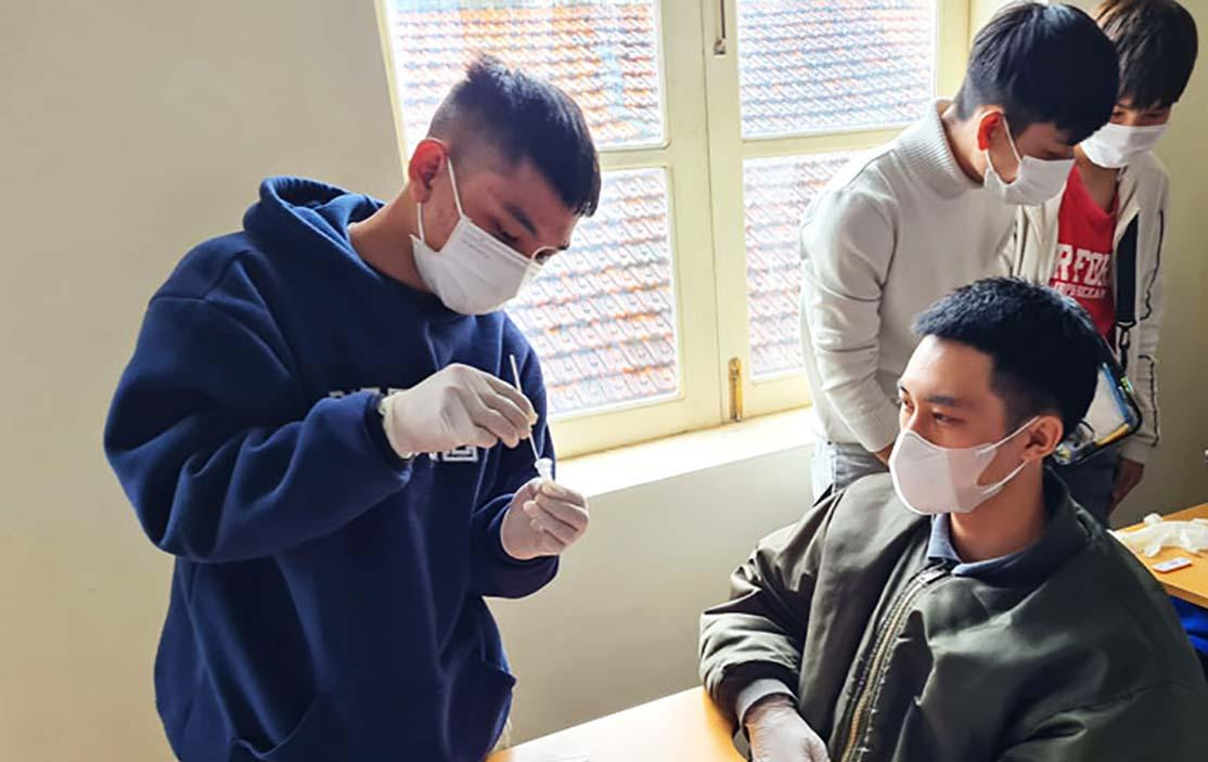 Tập huấn kỹ thuật lấy mẫu xét nghiệm cho các tình nguyện viên Tập huấn kỹ thuật lấy mẫu xét nghiệm cho các tình nguyện viên