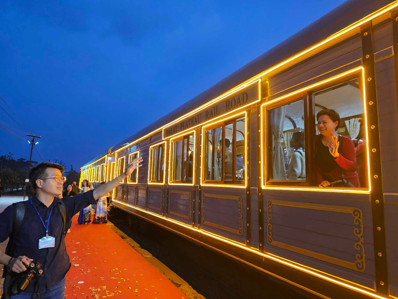 Tàu du lịch ngắm thành phố về đêm - sản phẩm du lịch mới ở Đà Lạt.