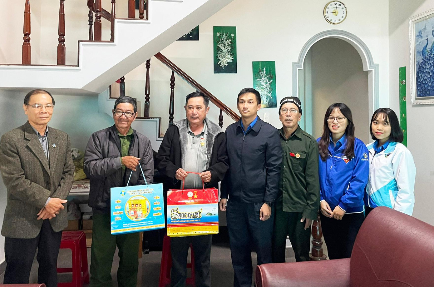 Tỉnh Đoàn tặng quà cho các cựu thanh niên xung phong Tỉnh Đoàn tặng quà cho các cựu thanh niên xung phong