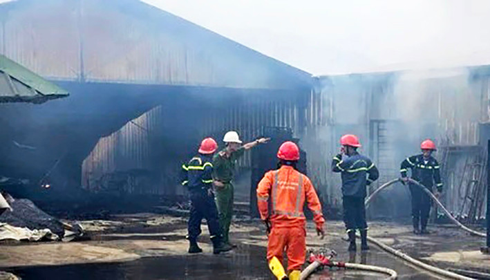 Nhiều lực lượng phối hợp chữa cháy