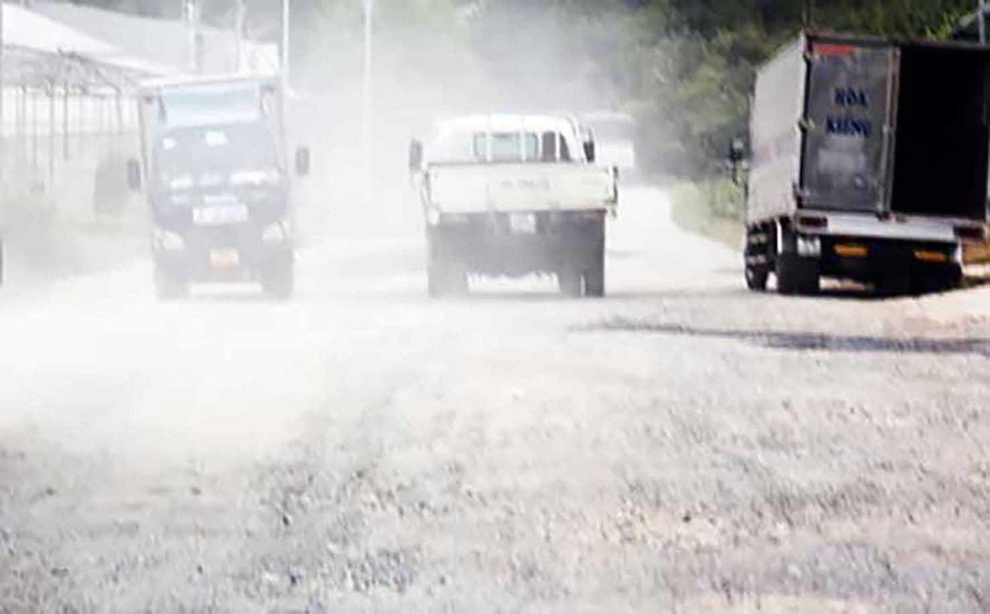 Đường "nát như tương" khiến bụi tung mù mịt khi xe cộ chạy qua Đường "nát như tương" khiến bụi tung mù mịt khi xe cộ chạy qua