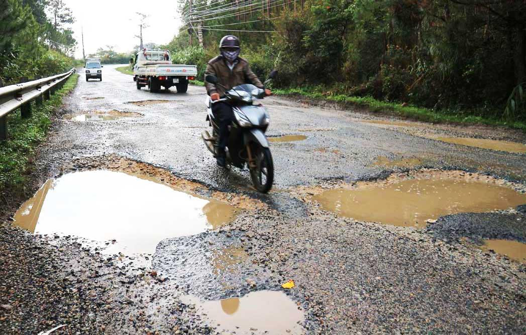 Xe cộ di chuyển khó khăn trên đèo Mimosa Xe cộ di chuyển khó khăn trên đèo Mimosa