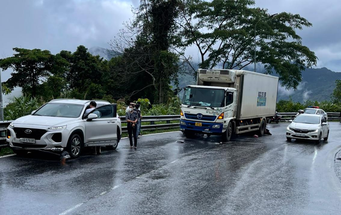 Tai nạn xảy ra lúc trời mưa, đường đèo Bảo Lộc trơn trượt