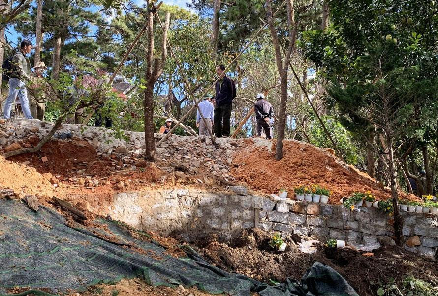 Đất rừng phòng hộ bị lấn chiếm xây dựng trái phép