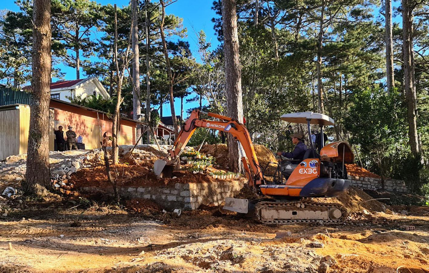 Cơ quan chức năng tháo dỡ kè đá bao chiếm đất rừng