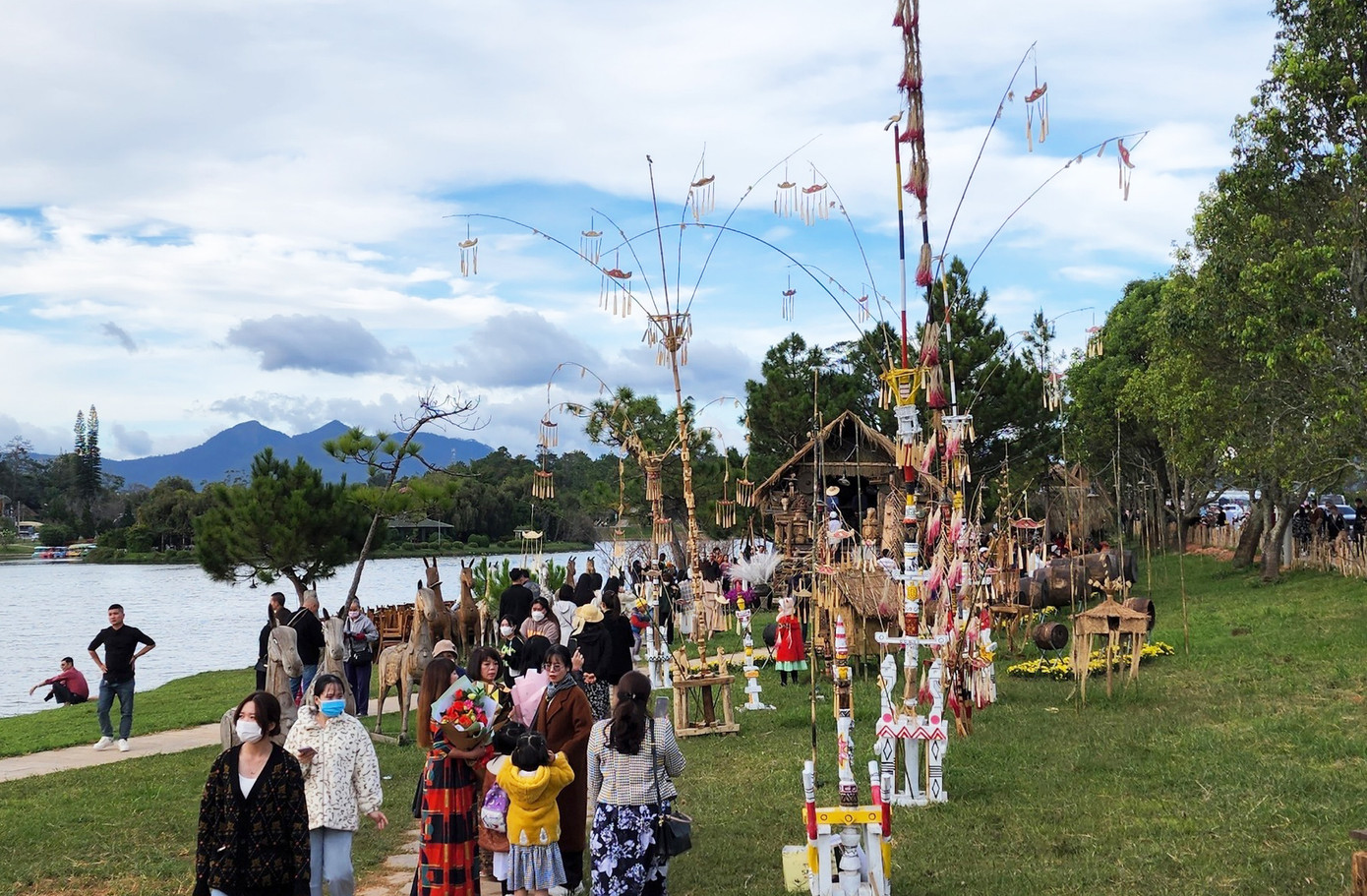 Khu trưng bày cây nêu thu hút nhiều khách tham quan. Khu trưng bày cây nêu thu hút nhiều khách tham quan.