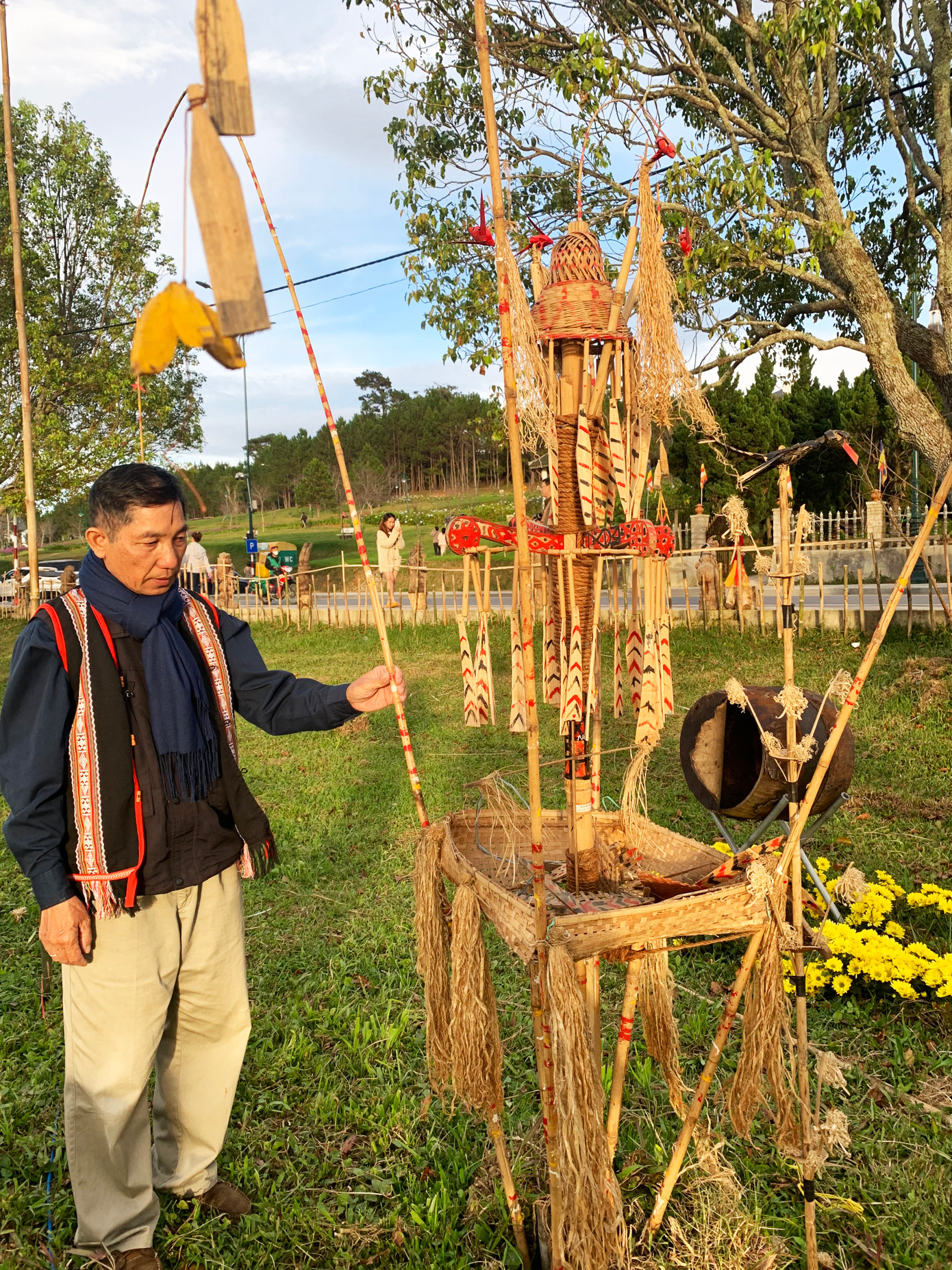 Ông Tâm bên cây nêu cúng bến nước của người Ba Na (tỉnh Gia Lai). Ông Tâm bên cây nêu cúng bến nước của người Ba Na (tỉnh Gia Lai).