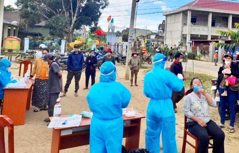 Lấy mẫu xét nghiệm để sàng lọc F0 trong cộng đồng Lấy mẫu xét nghiệm để sàng lọc F0 trong cộng đồng