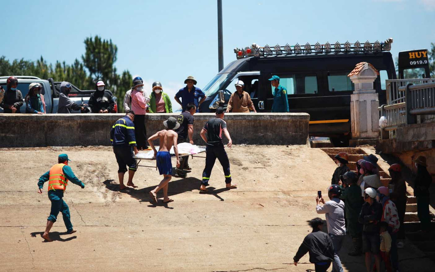 Đưa thi thể cháu bé lên bờ