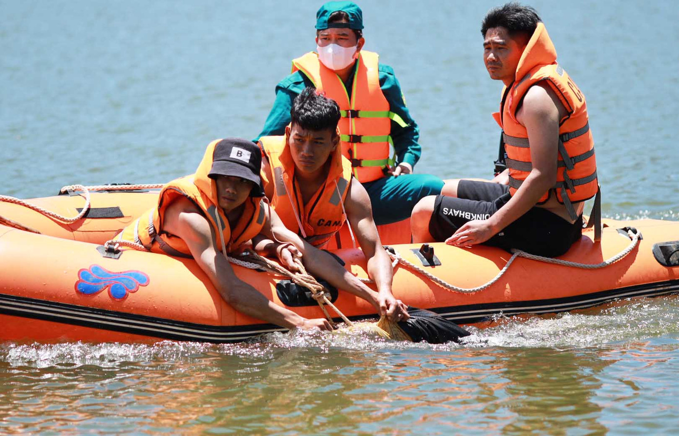 Tìm thấy thi thể cháu bé mất tích ở hồ Đông