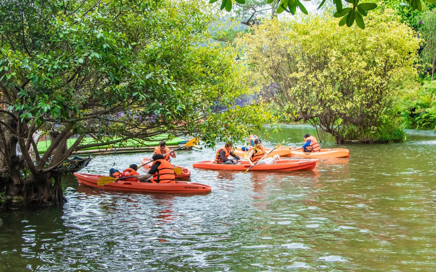 Chèo xuồng cao su ở Pi Ni Đà Lạt Chèo xuồng cao su ở Pi Ni Đà Lạt