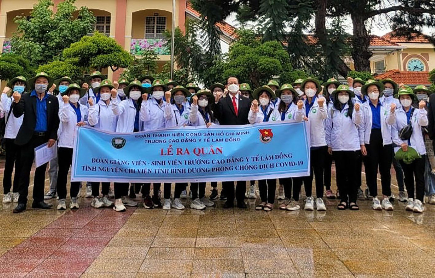 Lực lượng sinh viên tình nguyện của trường Cao dẳng y tế Lâm Đồng