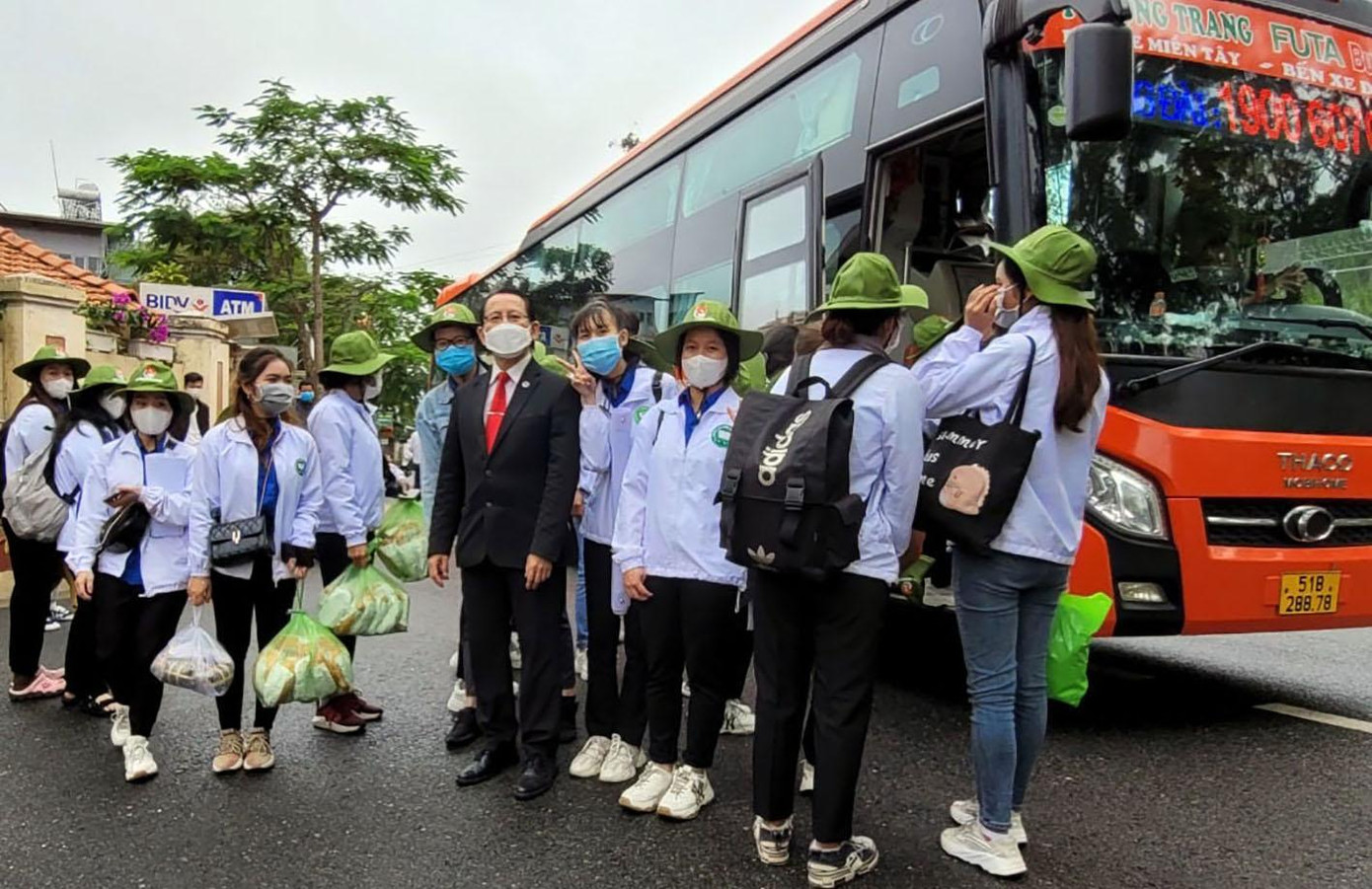 Hiệu trưởng trường Cao đẳng Y tế Lâm Đồng tiễn sinh viên lên đường chi viện cho tỉnh bạn