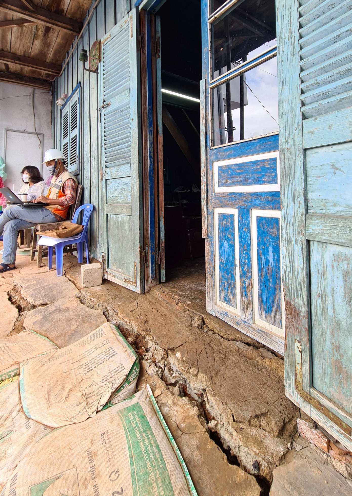 Các vết nứt ngày càng lớn