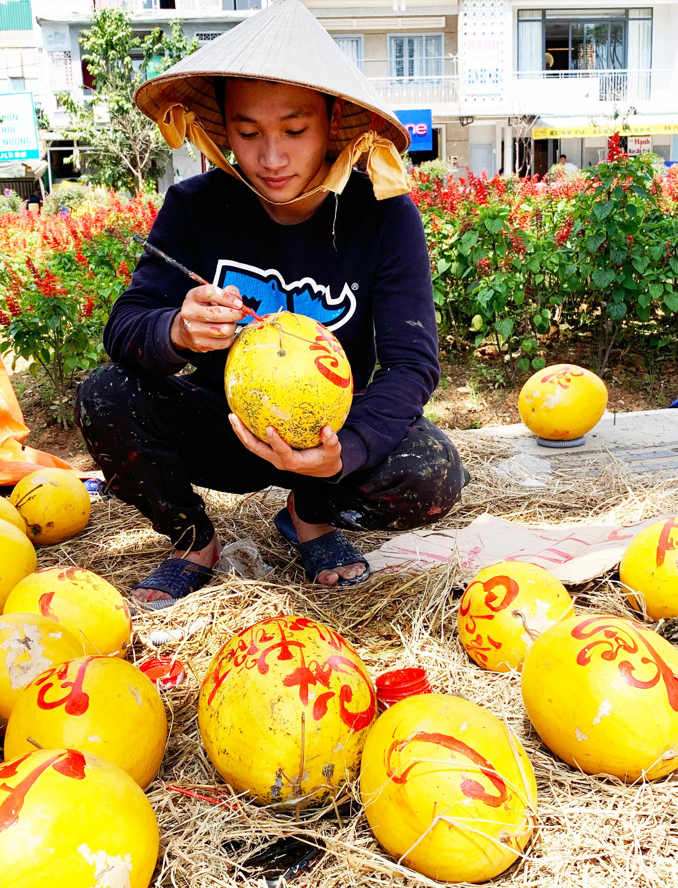 Anh Long đang trang trí cho quả dưa Anh Long đang trang trí cho quả dưa