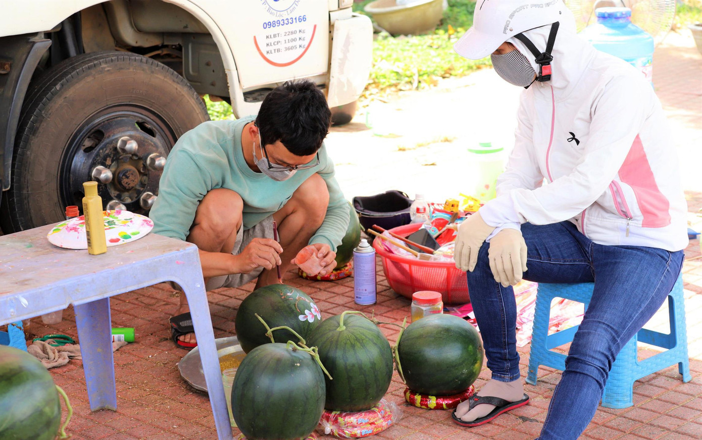 Khách hàng chờ đợi để nhận những quả dưa được trang trí đẹp mắt chưng Tết Khách hàng chờ đợi để nhận những quả dưa được trang trí đẹp mắt chưng Tết