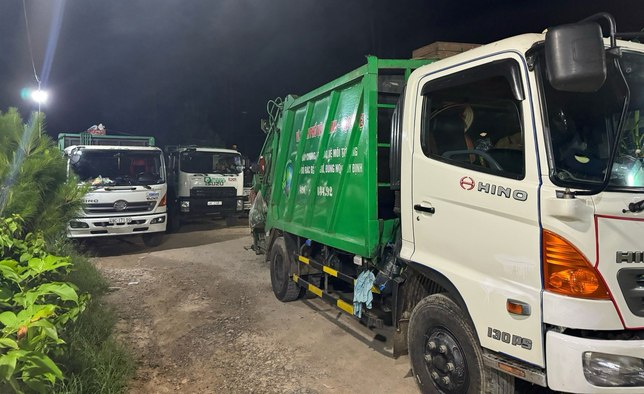 Đoàn xe chở rác dồn ứ trước cổng nhà máy. Đoàn xe chở rác dồn ứ trước cổng nhà máy.