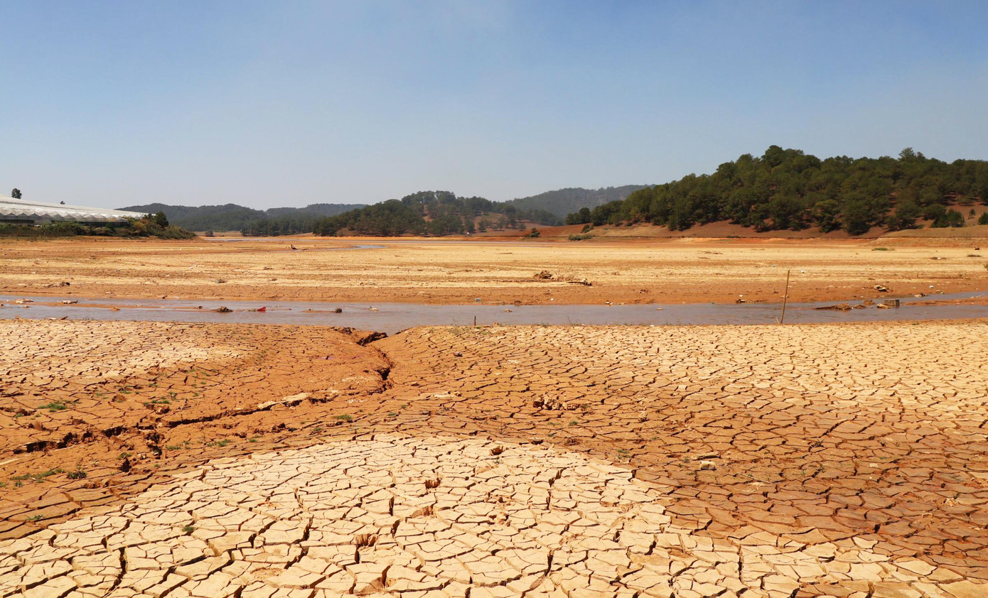 Lòng hồ cạn khô, nứt nẻ