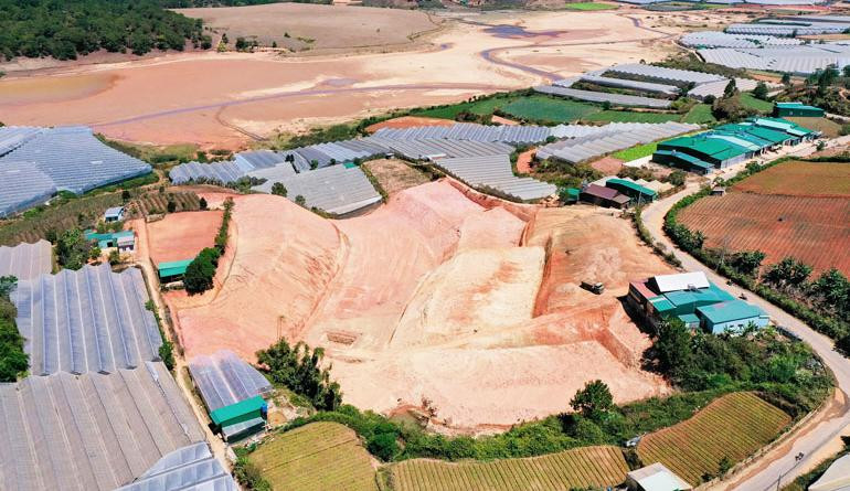 San gạt đất, làm nhà kính sản xuất nông nghiệp khiến lòng hồ bị bồi lắng, thu hẹp diện tích