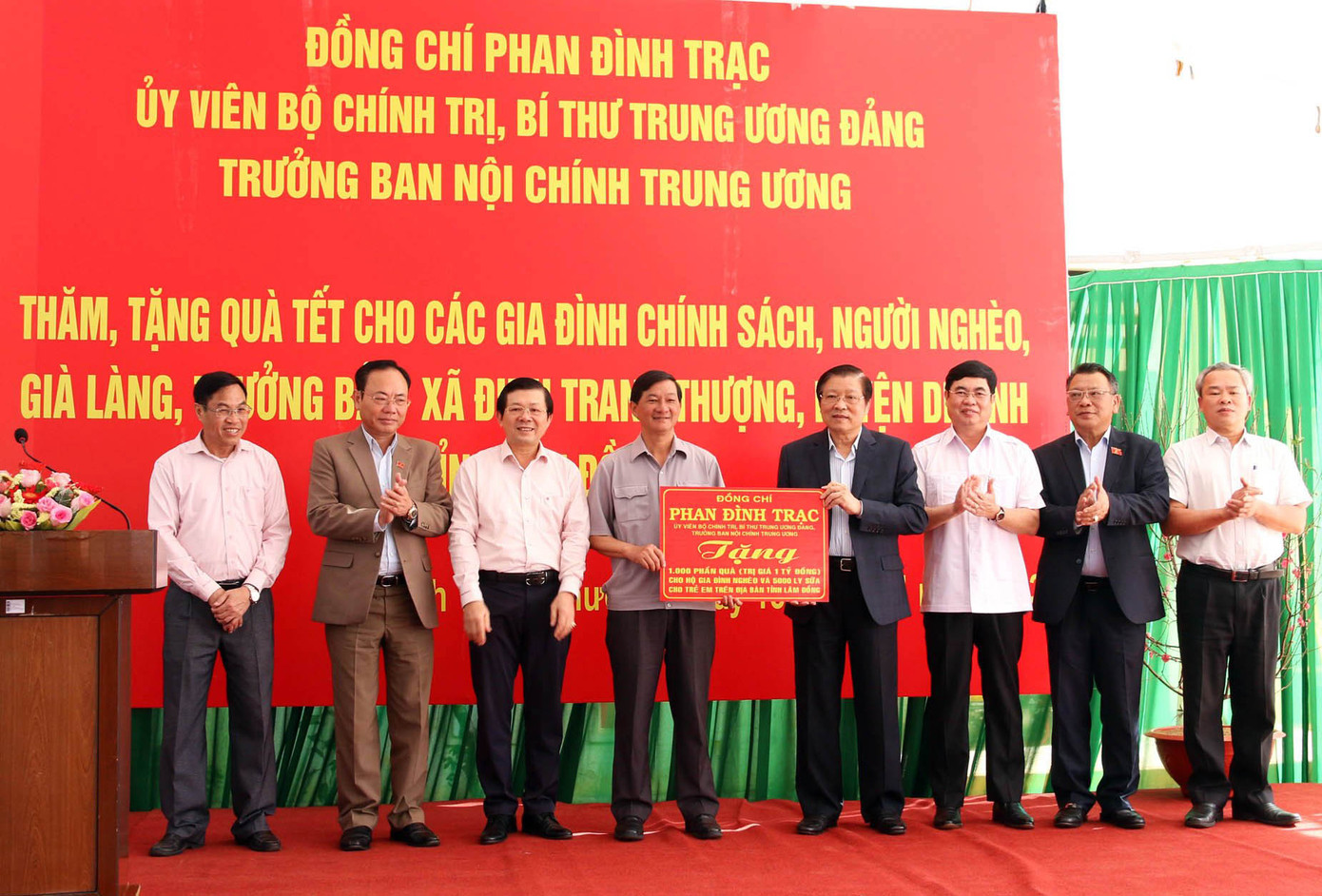 Trưởng Ban Nội chính Trung ương gửi tặng 1.000 phần quà cho hộ nghèo ở Lâm Đồng Trưởng Ban Nội chính Trung ương gửi tặng 1.000 phần quà cho hộ nghèo ở Lâm Đồng