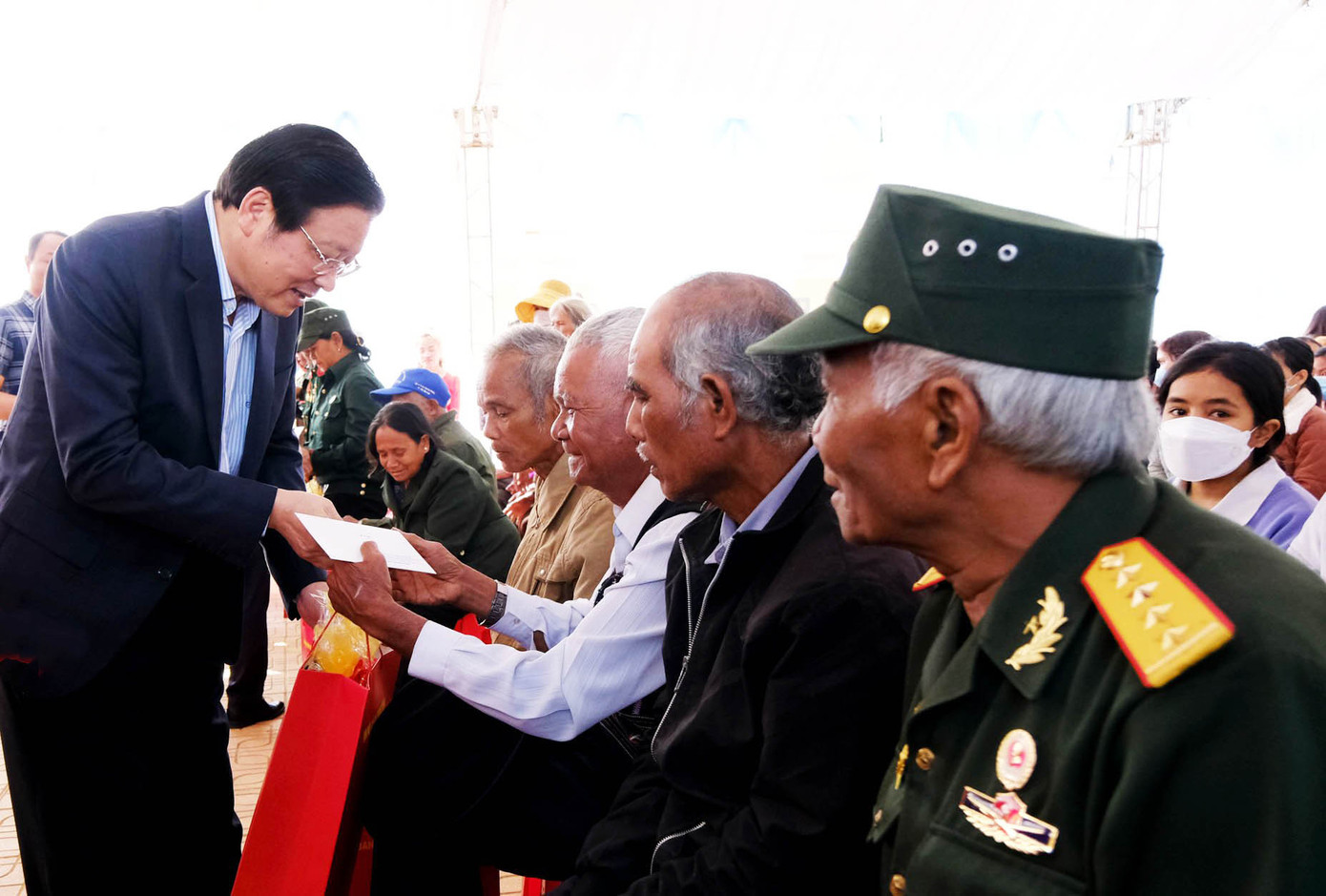 Ông Phan Đình Trạc trao quà cho già làng, người có uy tín tại xã Đinh Trang Thượng Ông Phan Đình Trạc trao quà cho già làng, người có uy tín tại xã Đinh Trang Thượng