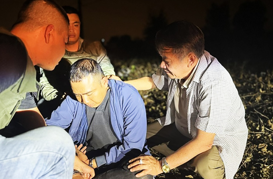 Thượng tá Lê Thái (phải) và cán bộ chiến sĩ bắt giữ tên cướp đang trên đường chạy trốn