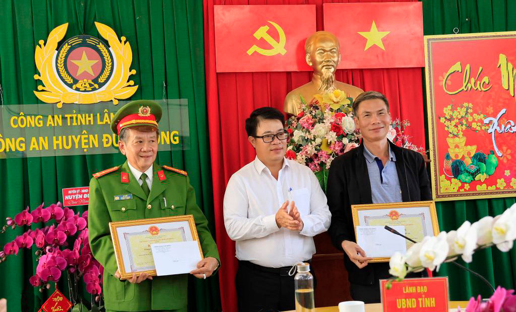 Trao bằng khen của UBND tỉnh cho các tập thể triệt phá nhanh vụ cướp ngân hàng