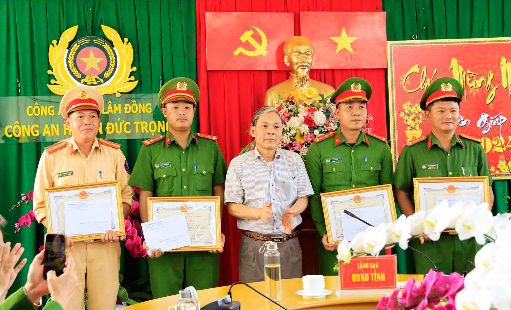 4 cá nhân được huyện Đức Trọng khen thưởng vì có thành tích phá vụ án cướp ngân hàng