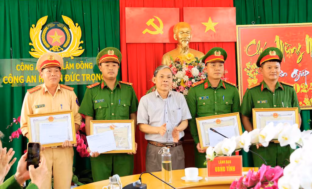 4 cá nhân được huyện Đức Trọng khen thưởng vì có thành tích phá vụ án cướp ngân hàng 4 cá nhân được huyện Đức Trọng khen thưởng vì có thành tích phá vụ án cướp ngân hàng