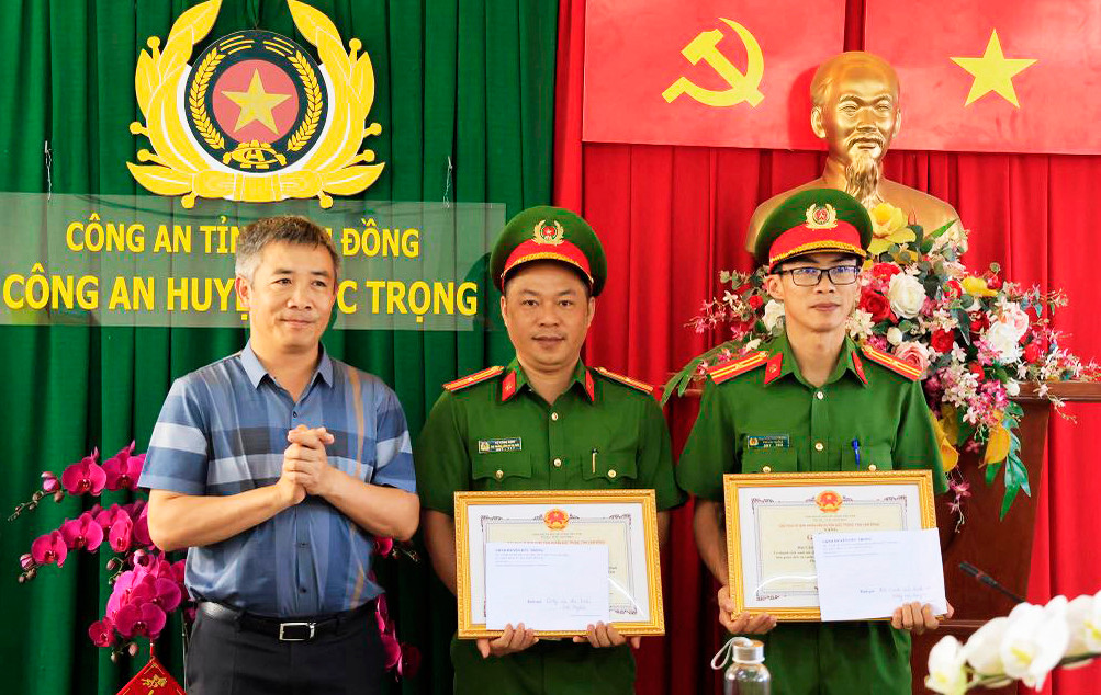 Trao giấy khen cho 2 đơn vị công an ở huyện Đức Trọng có thành tích xuất sắc phá án