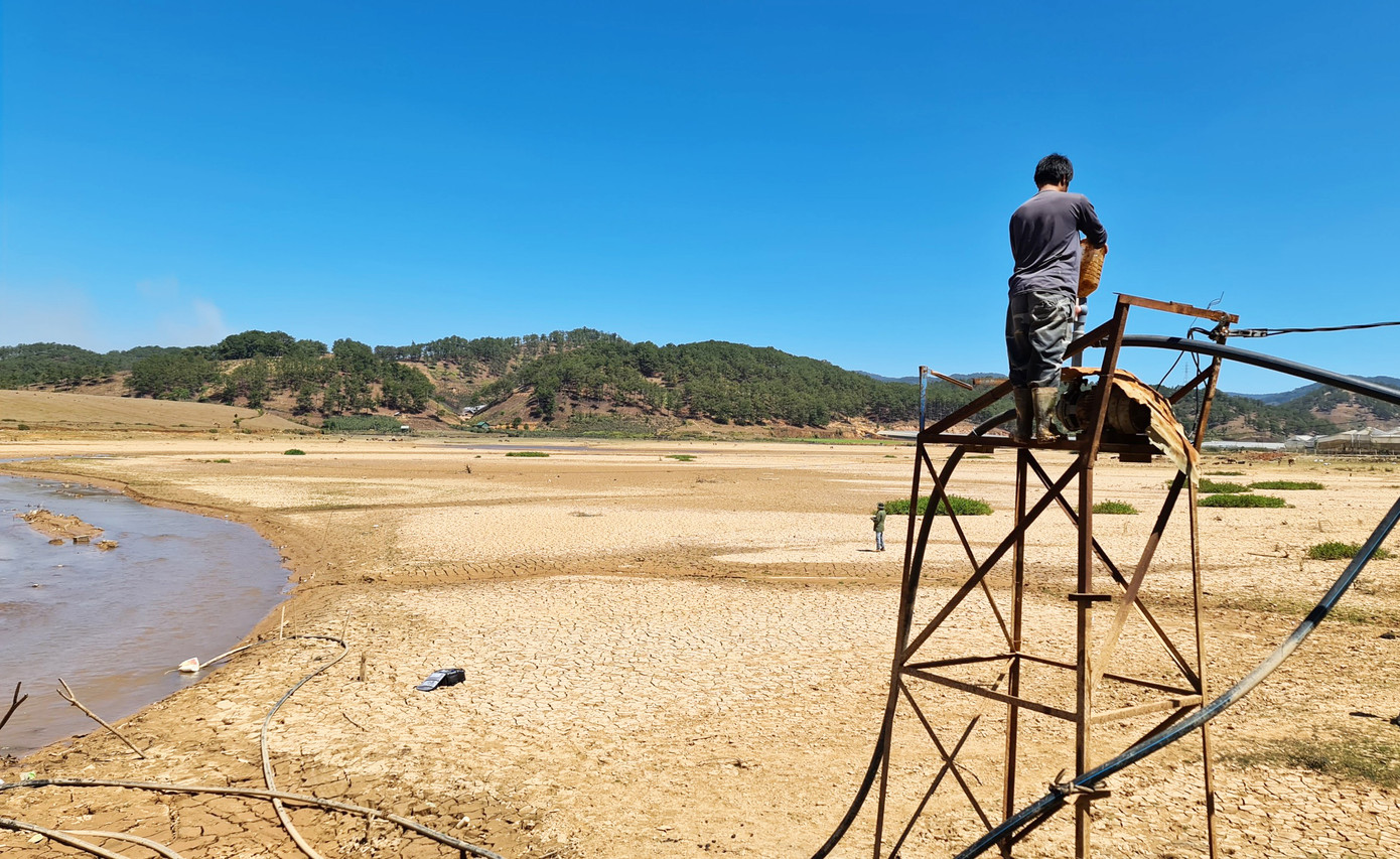 Người dân phải dựng những dàn sắt, đưa máy nổ lên cao mới hút được nước dẫn về vườn