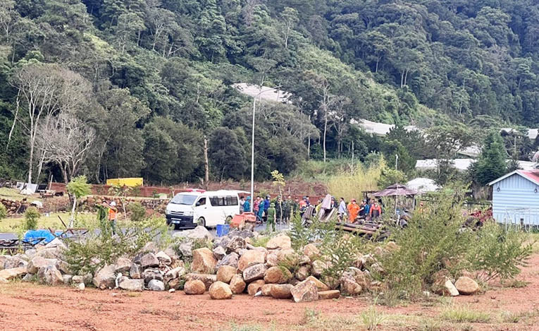 Huy động nhiều người tham gia cứu hộ cứu nạn. Huy động nhiều người tham gia cứu hộ cứu nạn.