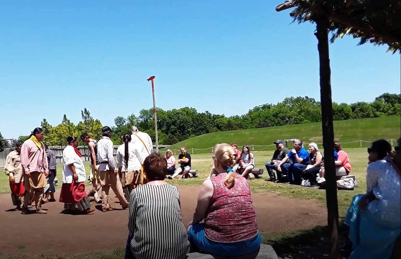 Du khách xem người Cherokee biểu diễn các điệu nhảy truyền thống