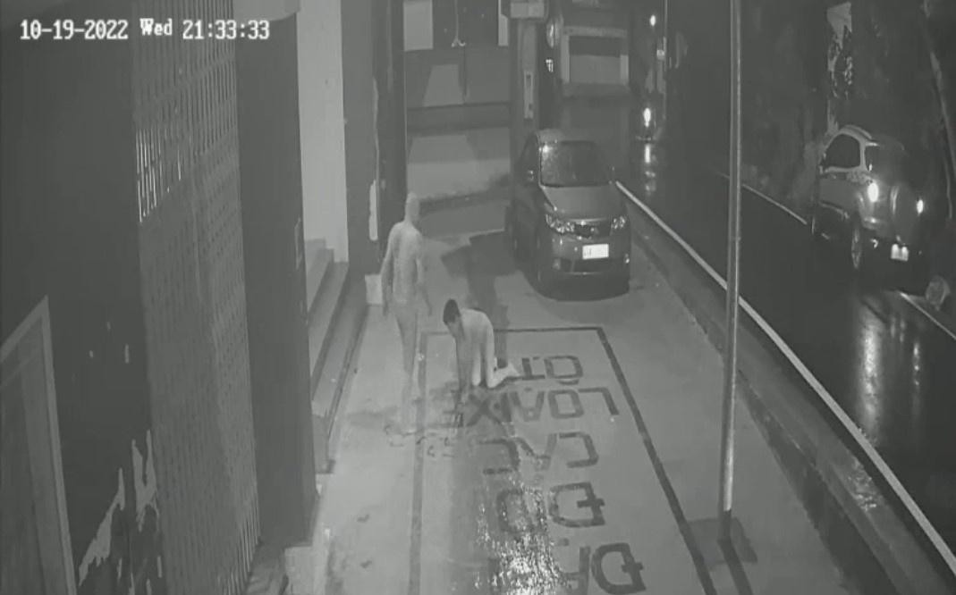 Luân bắt con trai quỳ và bò trước chung cư Luân bắt con trai quỳ và bò trước chung cư