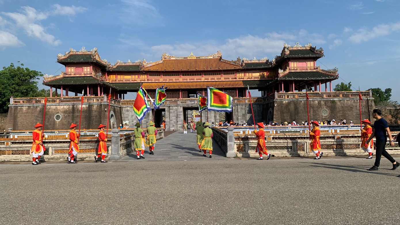 Đoàn Lâm Đồng đi khảo sát ở khu vực Đại nội - TP Huế. Đoàn Lâm Đồng đi khảo sát ở khu vực Đại nội - TP Huế.