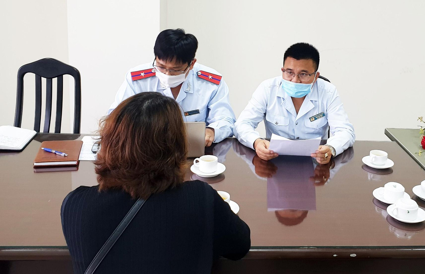 Sở TT&TT Lâm Đồng tống đạt quyết định xử phạt người tiết lộ thông tin cá nhân của bệnh nhân COVID-19 Sở TT&TT Lâm Đồng tống đạt quyết định xử phạt người tiết lộ thông tin cá nhân của bệnh nhân COVID-19