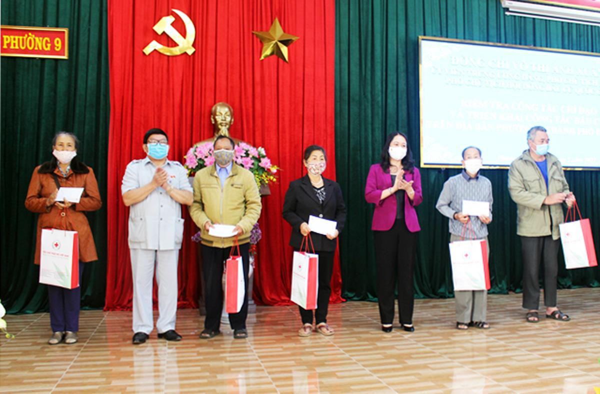 Phó Chủ tịch nước tặng quà cho các gia đình chính sách Phó Chủ tịch nước tặng quà cho các gia đình chính sách