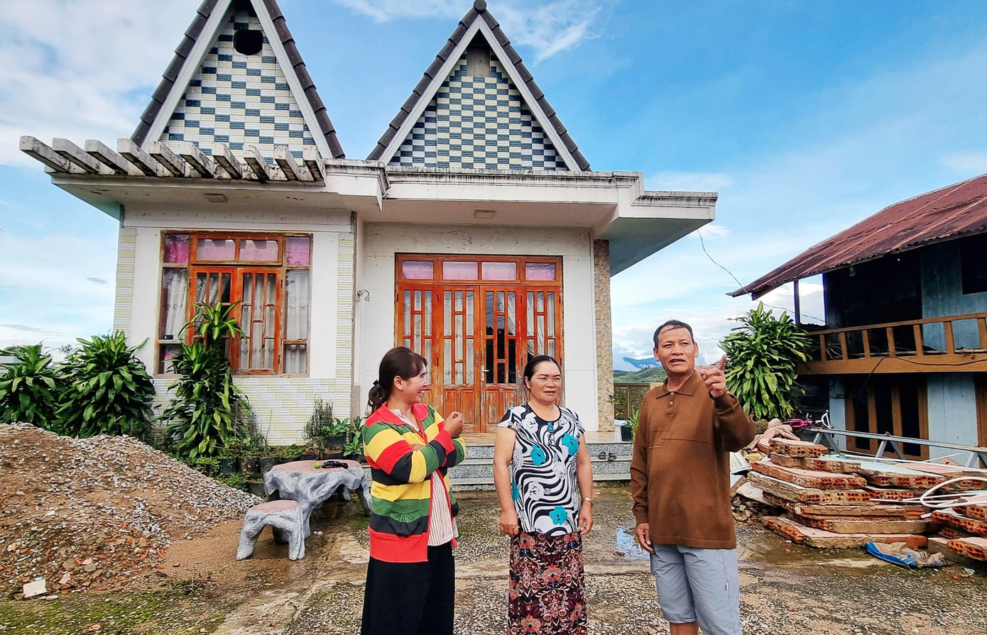 Già Ha Tin và người thân tháo dỡ hàng rào, hiến đất để mở rộng đường làng Già Ha Tin và người thân tháo dỡ hàng rào, hiến đất để mở rộng đường làng