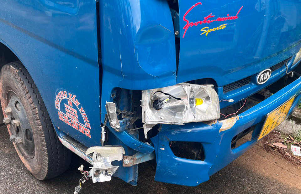 Chiếc xe tải bị hư hỏng vì tông phải xe máy của anh Nhật Chiếc xe tải bị hư hỏng vì tông phải xe máy của anh Nhật