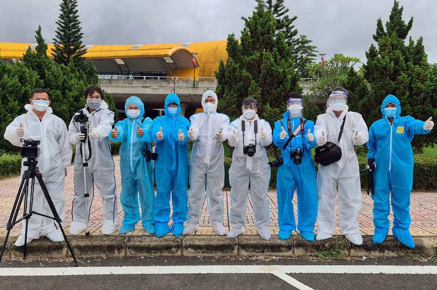 Nhóm phóng viên tác nghiệp tại sân bay Liên Khương ngày 4/9 Nhóm phóng viên tác nghiệp tại sân bay Liên Khương ngày 4/9