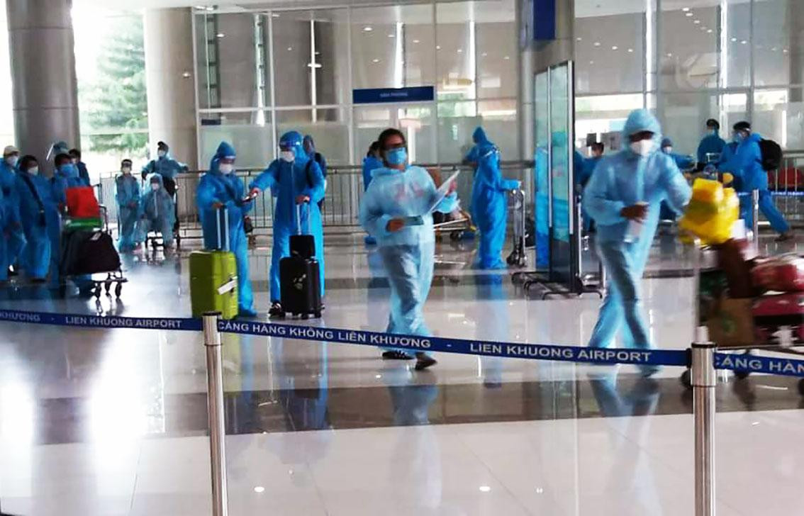 Các thai phụ về đến sân bay Các thai phụ về đến sân bay