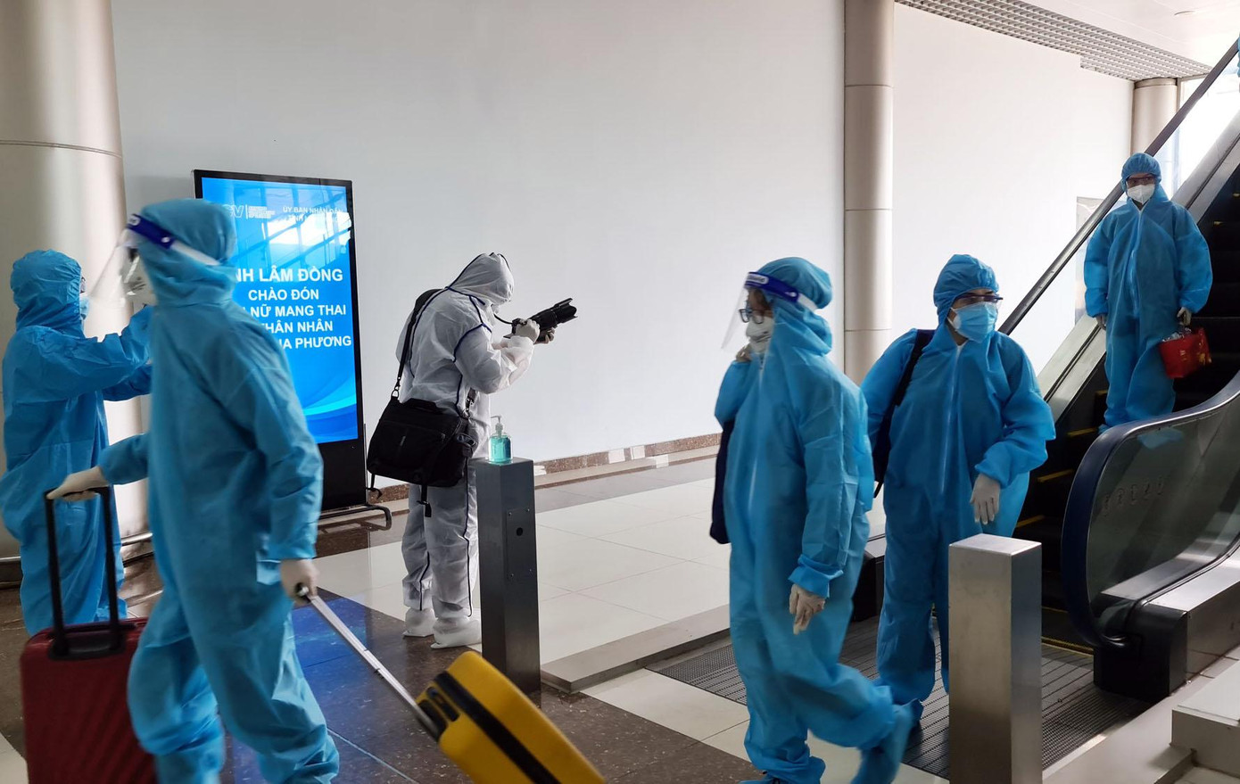 Phóng viên tác nghiệp khi các thai phụ trên đường di chuyển ra sảnh ngoài Phóng viên tác nghiệp khi các thai phụ trên đường di chuyển ra sảnh ngoài