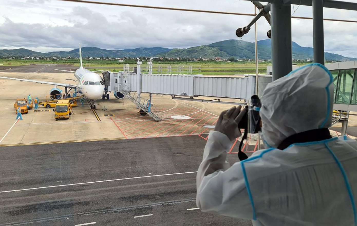 Phóng viên chụp ảnh máy bay chở thai phụ đáp xuống sân bay Liên Khương Phóng viên chụp ảnh máy bay chở thai phụ đáp xuống sân bay Liên Khương