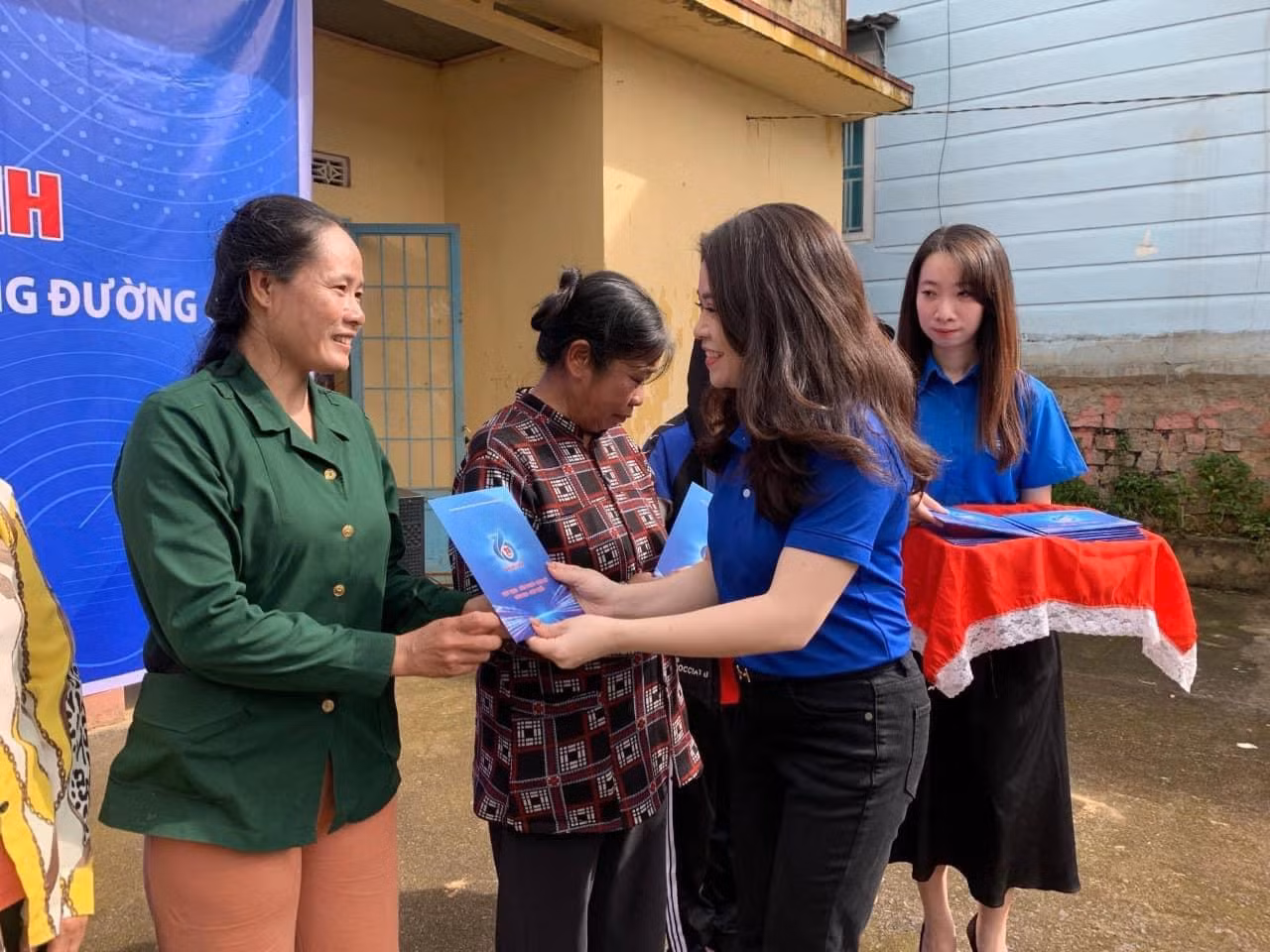 Bí thư Thành Đoàn Hà Nội Chu Hồng Minh trao quà cho các hộ dân