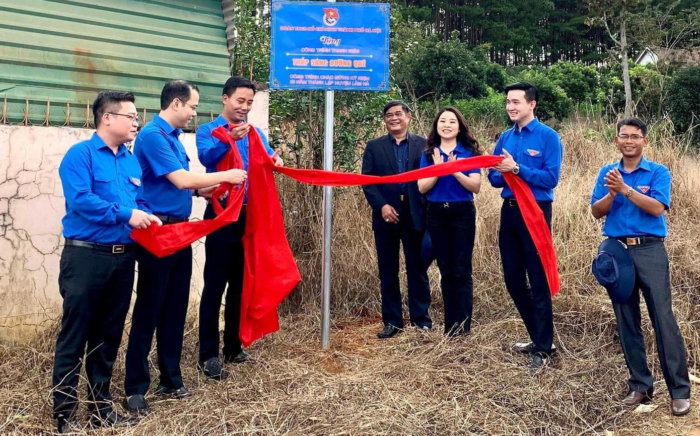 Thành Đoàn Hà Nội hỗ trợ xây dựng công trình Thắp sáng đường quê ở Lâm Hà Thành Đoàn Hà Nội hỗ trợ xây dựng công trình Thắp sáng đường quê ở Lâm Hà