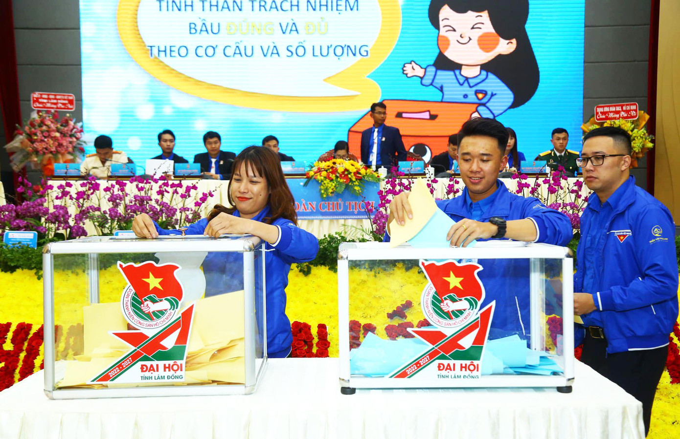 Các đại biểu bỏ phiếu bầu tại đại hội Các đại biểu bỏ phiếu bầu tại đại hội