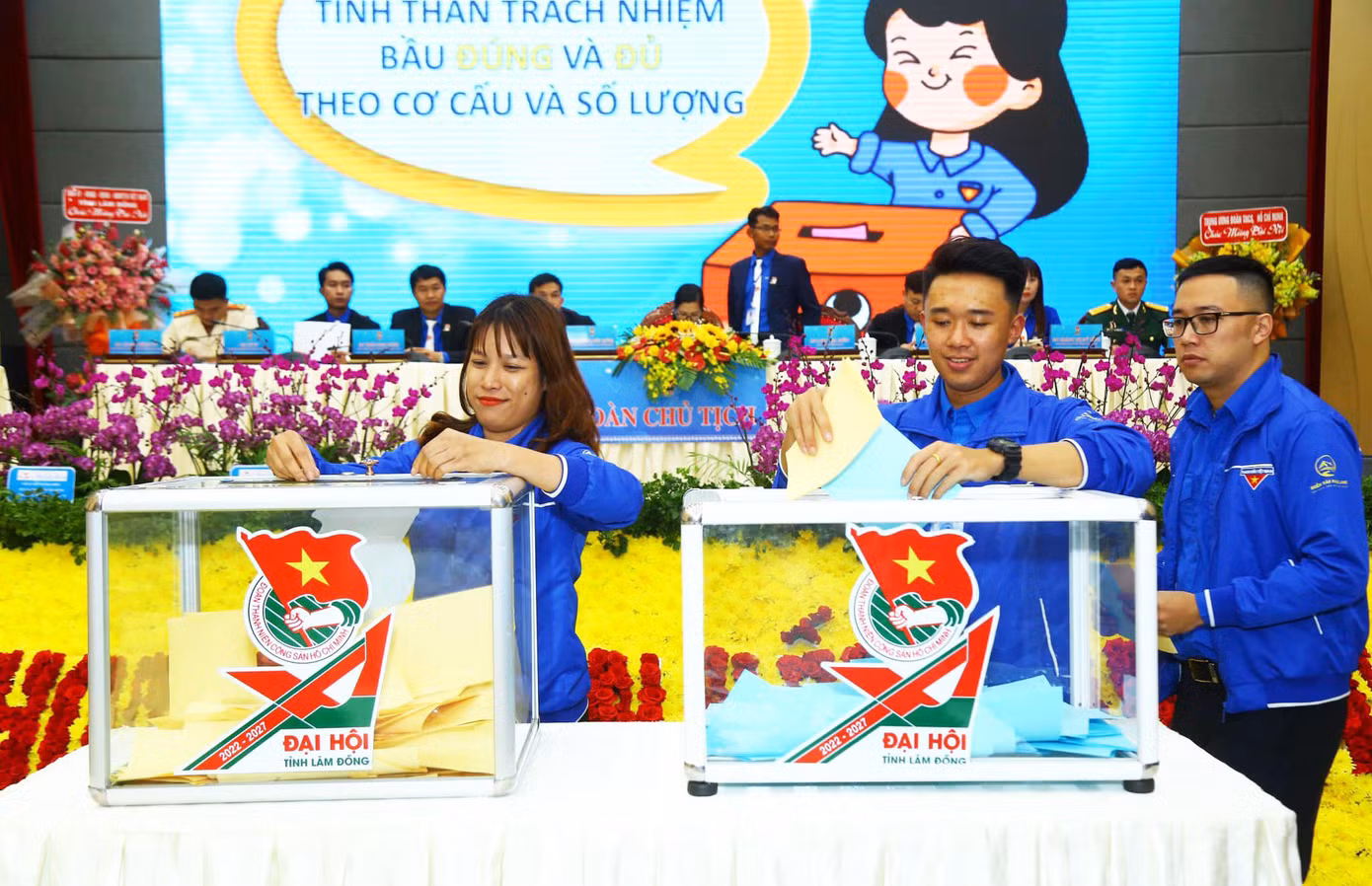 Các đại biểu bỏ phiếu bầu tại đại hội