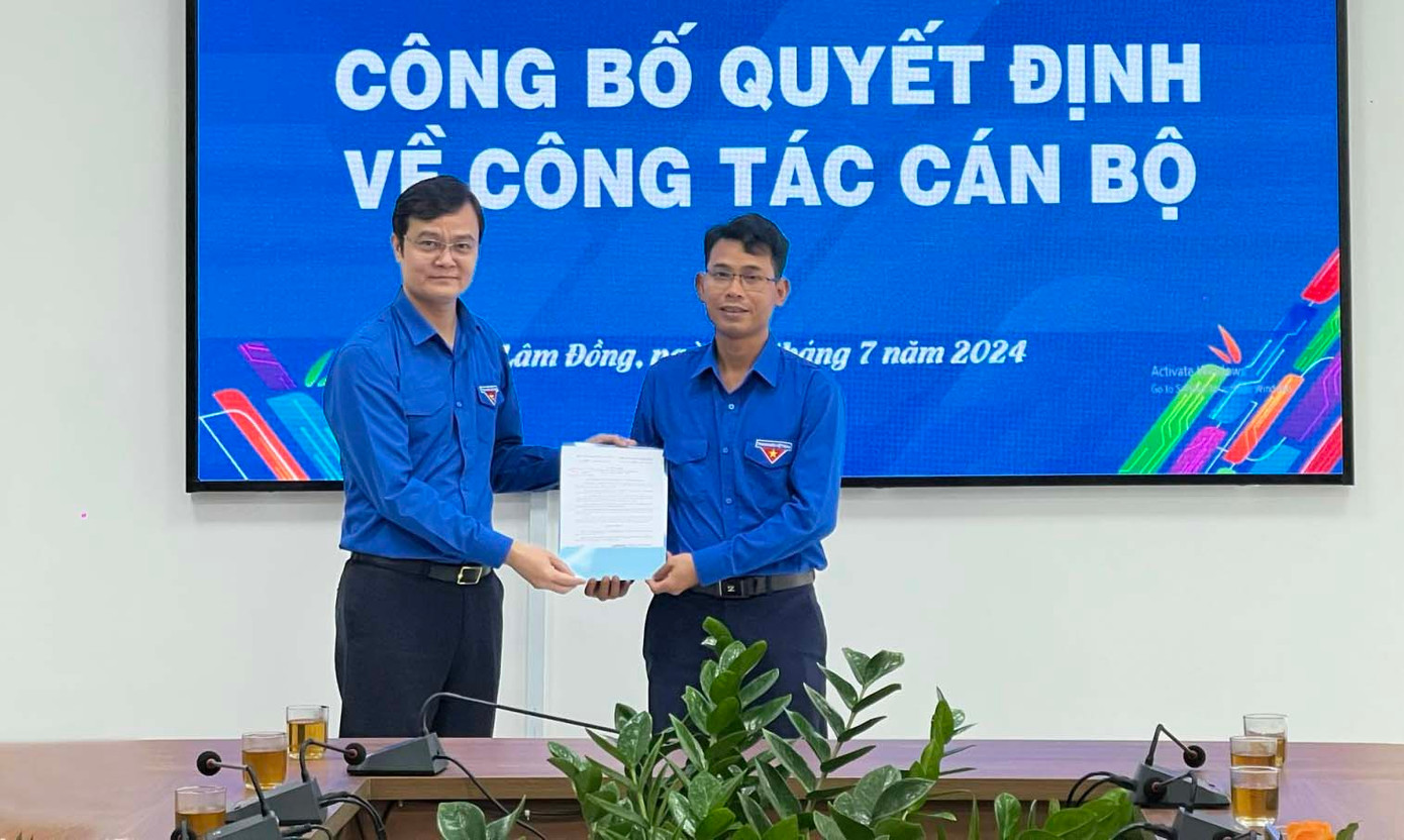Anh Bùi Quang Huy trao quyết định cho anh Ndu Ha Biên
