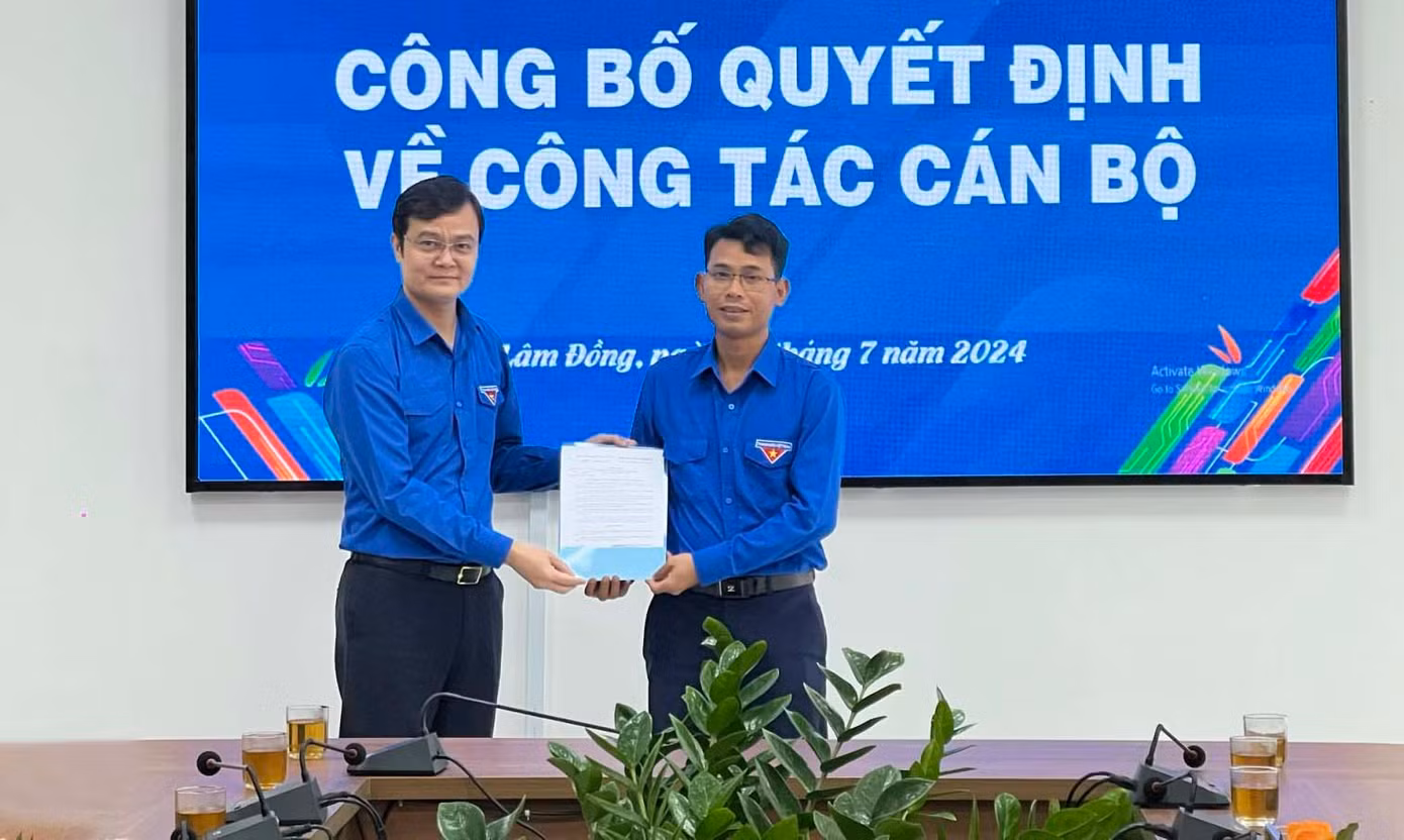 Anh Bùi Quang Huy trao quyết định cho anh Ndu Ha Biên Anh Bùi Quang Huy trao quyết định cho anh Ndu Ha Biên